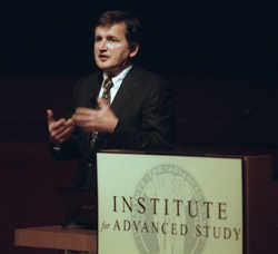 Charles Simonyi delivering a lecture at the Institute in 2007.