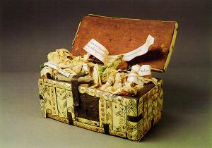 Medieval reliquaries such as this one from a church in Cologne were among the devotional objects examined in the conference “Matter for Debate.” The conference was made possible with support from the Fritz Thyssen Stiftung.