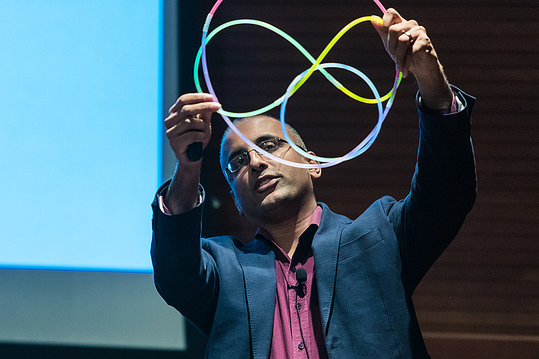 Akshay Venkatesh gives a demonstration of a mathematical knot