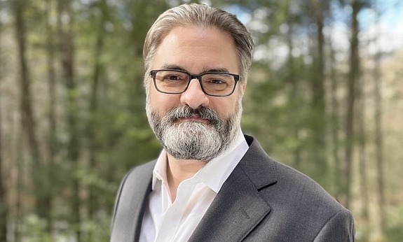 Gatto Headshot Dec 2020 crop3