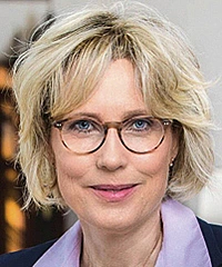 Karina Urbach headshot