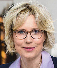 Karina Urbach headshot