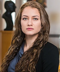 Lia Medeiros headshot