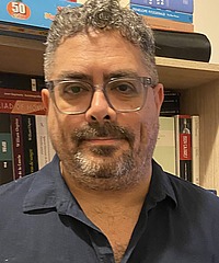 Antonio Y. Vázquez-Arroyo headshot