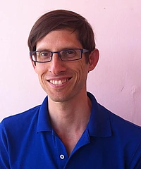 Uri Zvi Shachar headshot