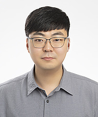 Dongryul Kim headshot
