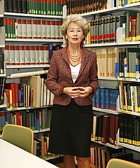 Angelika Neuwirth headshot