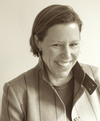 Claudia Swan headshot