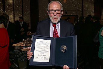 Jim Simons holds the IAS Bamberger Medal