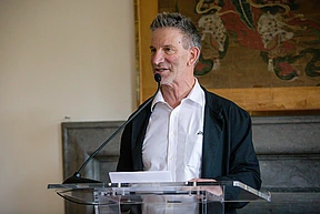 Peter Sarnak speaks at the podium