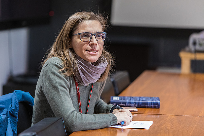 Professor Francesca Trivellato leads a seminar on Early Modern European history at IAS