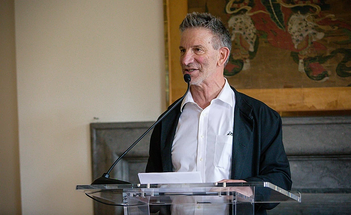 Peter Sarnak speaks at the podium