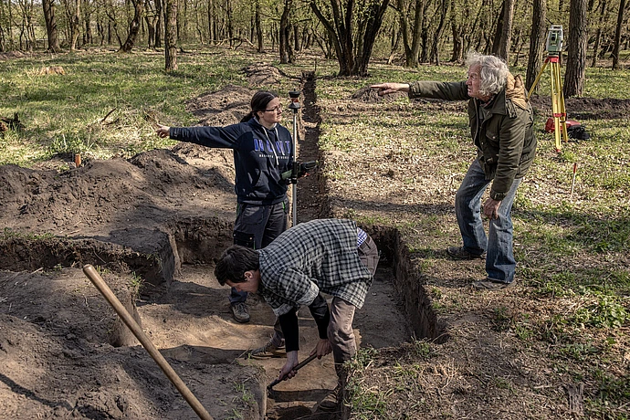 A Scratched Hint of Ancient Ties Stirs National Furies in Europe