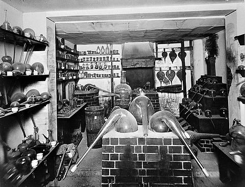 Alchemist's_Laboratory_showing_original_apparatus._Wellcome_L0001814.jpg